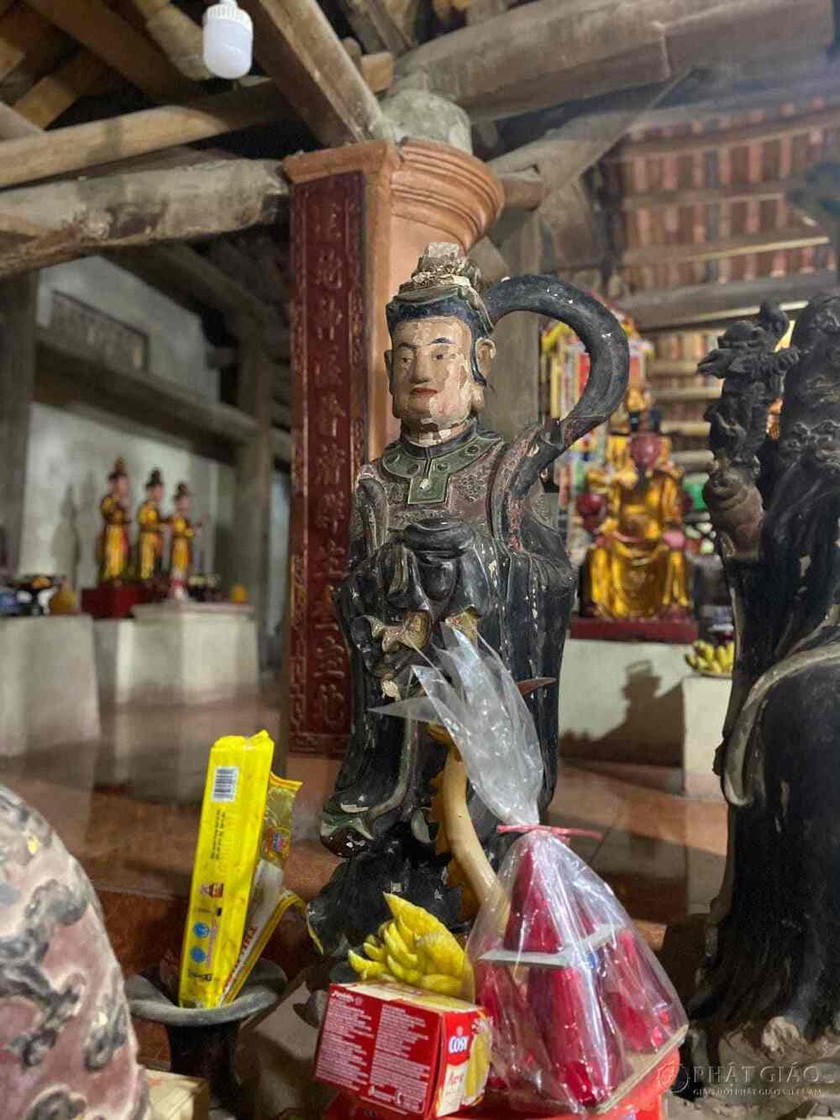 Tượng cổ trong chùa Phổ Quang. Ảnh: Nguyễn Đại Đồng