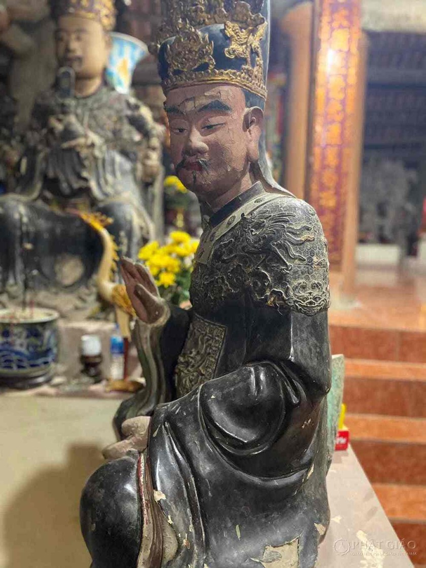 Pho tượng cổ trong chùa Phổ Quang. Ảnh: Nguyễn Đại Đồng