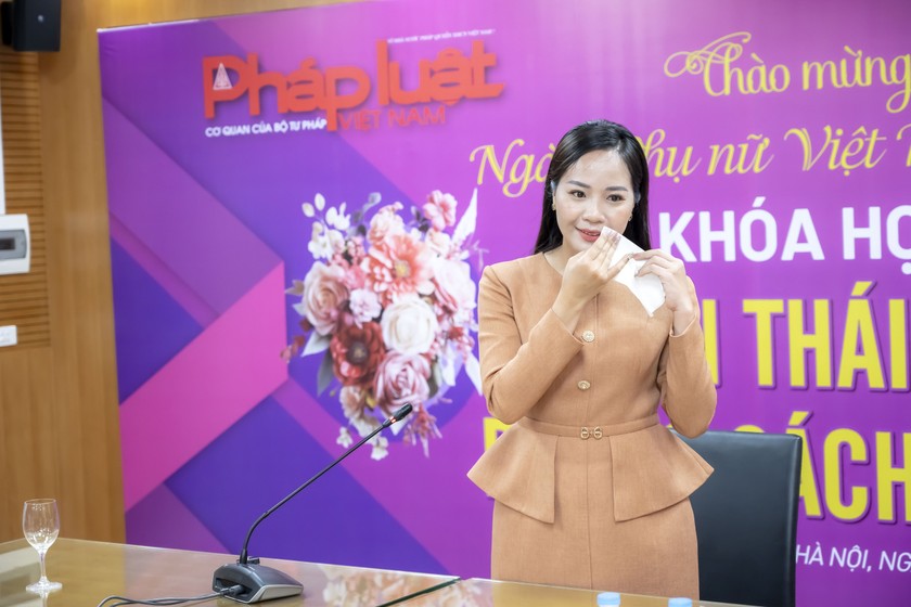 Bà Mai Thanh Thúy, huấn luyện viên nghi thức quốc tế hướng dẫn cách dùng khăn trên bàn tiệc.