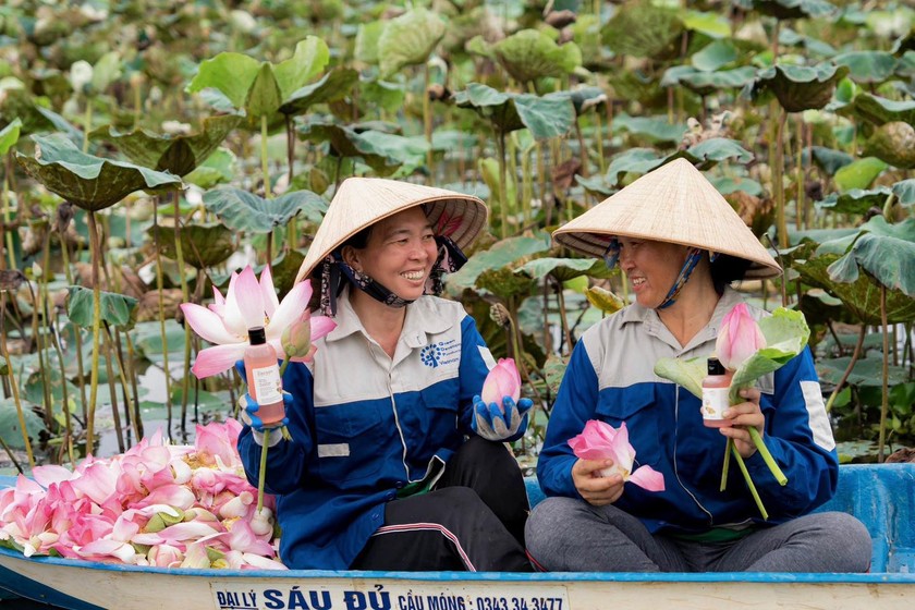 Sản phẩm nước sen Hậu Giang của Cocoon đạt chứng nhận Fair for life - Cam kết đồng hành phát triển bền vững cùng người nông dân.