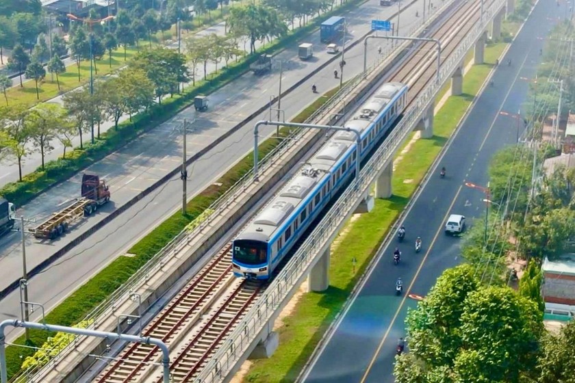 Đoàn tàu metro Bến Thành - Suối Tiên di chuyển qua đoạn trên cao dài 17,1km. (Ảnh: Mộc Đức) 