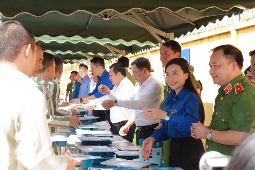 “Bữa cơm yêu thương - Tiếp thêm động lực” cùng 1.500 phạm nhân của Trại giam Long Hòa. (Ảnh: Đ.Hải)