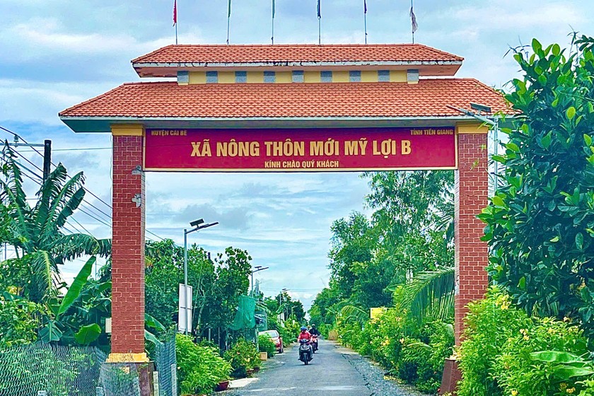 Cổng chào xã Mỹ Lợi B. (Ảnh trong bài: Lê - Ngân)