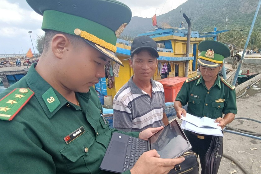 Bộ đội Biên phòng kiểm tra giấy tờ và tình trạng hoạt động tàu cá trên hệ thống phần mềm quốc gia ở cảng Bến Đầm (huyện Côn Đảo, BR-VT). (Ảnh: VGP) 