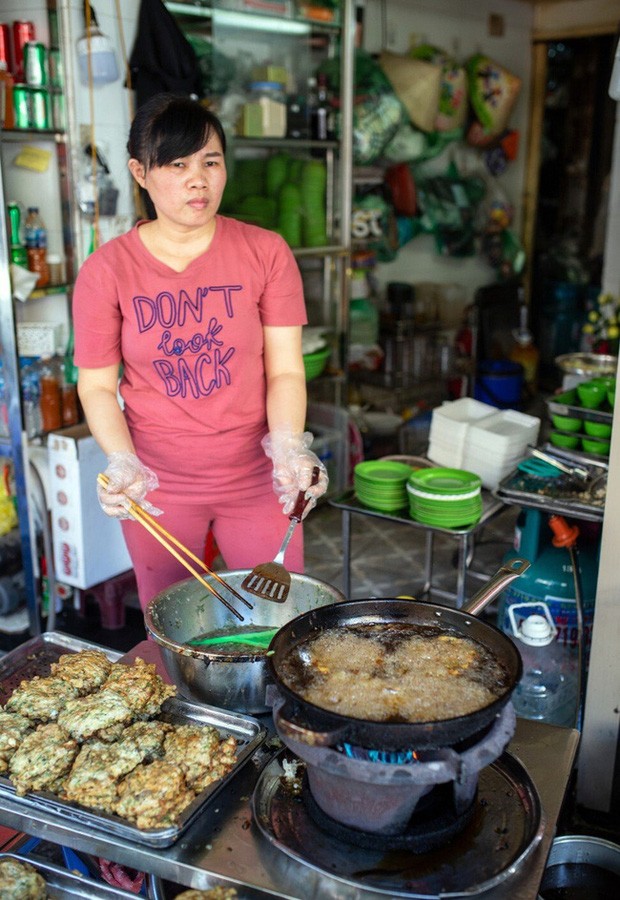 Chị Nga, chủ hàng rươi nổi tiếng Hà Nội.