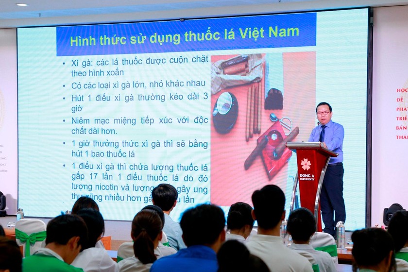 Tuyên truyền về tác hại của thuốc lá tại một trường Đại học.