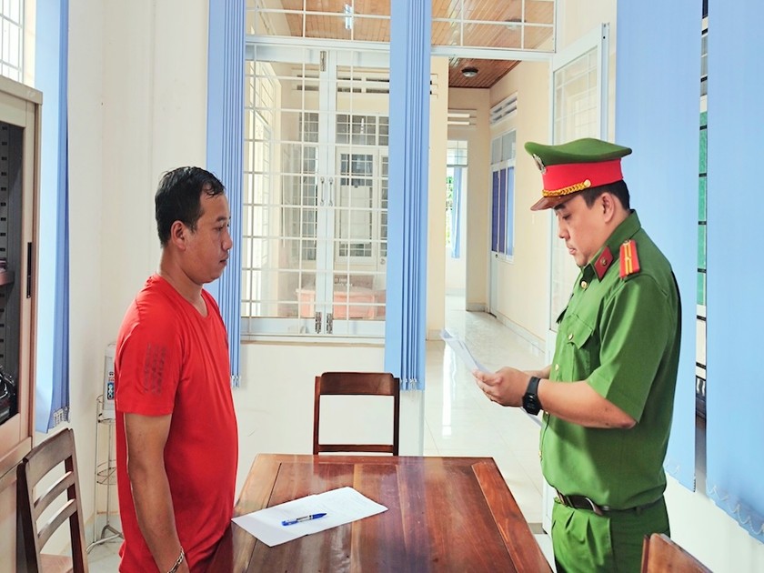 Công an huyện Đăk Đoa tống đạt quyết định khởi tố bị can đối với Nguyễn Tiến Đức. (Ảnh: Công an huyện Đăk Đoa)