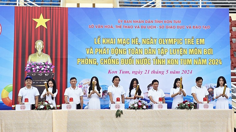 Lãnh đạo các sở, ban, ngành tỉnh Kon Tum bấm nút Khai mạc Hè, Ngày Olympic trẻ em và Phát động toàn dân tập luyện môn bơi, phòng, chống đuối nước năm 2024.