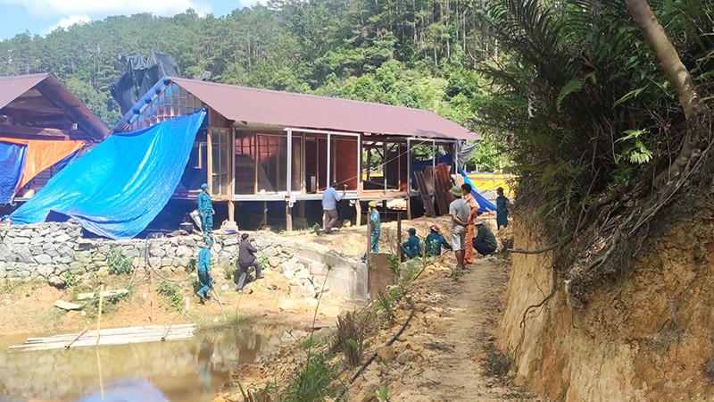 Cơ quan chức năng huyện Kon Plông tháo dỡ công trình xây dựng trái phép trong làng du lịch Kon Pring, thị trấn Măng Đen.