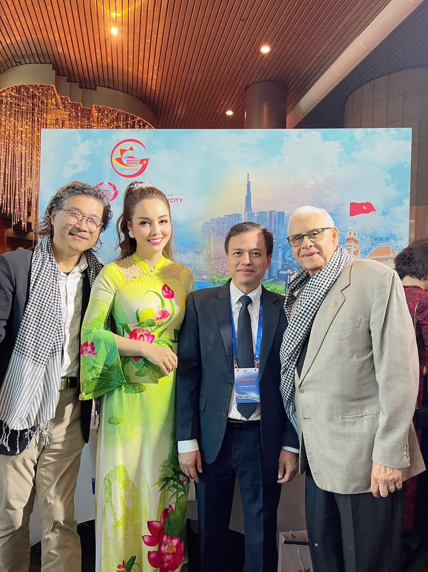 Ông Đỗ Quốc Việt - Cục phó Cục Điện Ảnh Việt Nam và Diễn viên - Ban chấp hành Hội Điện Ảnh Việt Nam Mai Thu Huyền giao lưu với Giám đốc điều hành AWFF và giám đốc chương trình AWFF.