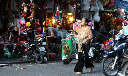 Người dân tấp nập sắm vàng mã chuẩn bị đón rằm tháng 7