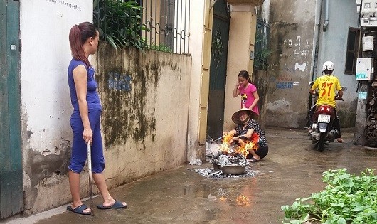 'Tháng cô hồn' nơm nớp lo lửa khói vàng mã hè phố Hà Nội