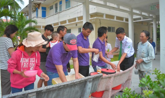 Anh Lâm và nhóm bạn phát cháo cho các bệnh nhân.