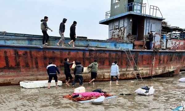 Sáng 14/2, lực lượng chức năng đã tìm thấy thi thể người lái sà lan rơi xuống biển