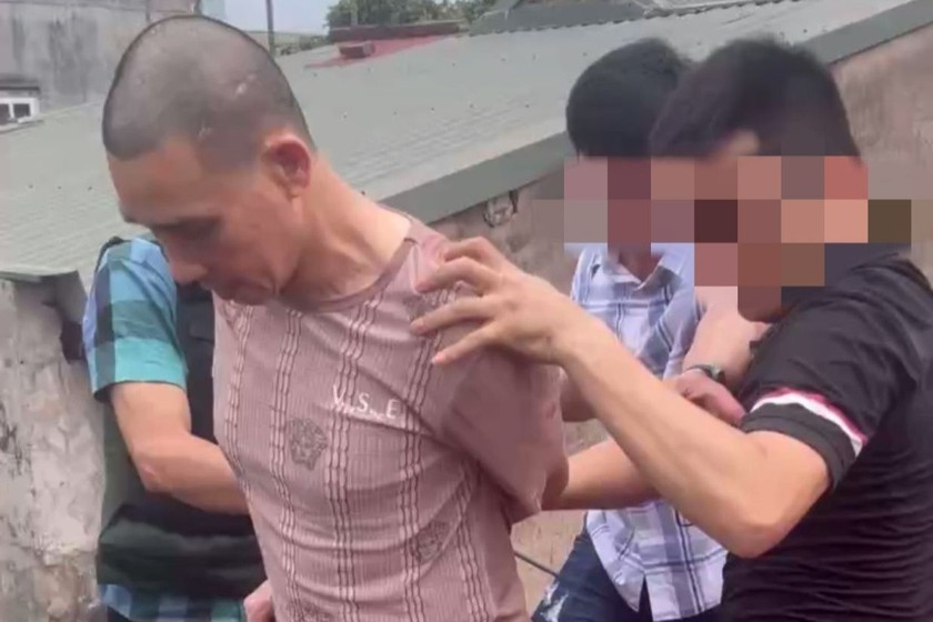Tổ công tác bắt giữ đối tượng Ngô Văn Đô trên mái nhà một nhà dân