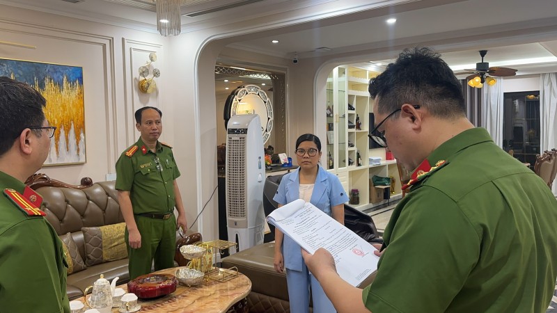 Cơ quan CSĐT Công an TP Hà Nội đọc Lệnh bắt khẩn cấp đối với Nguyễn Thị Khuyên.