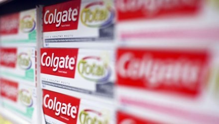 Kem đánh răng Colgate Total. Ảnh: Bloomberg