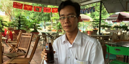 Anh Huy và chai nước có nhãn Pepsi có dị vật