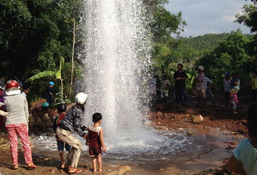 Xuất hiện “vòi rồng” tại vùng đất khô cằn, nhiều người tìm tới uống “nước hiếm”