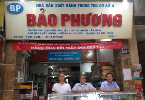 Cụ Phạm Vi Bảo đứng tiếp khách tại quầy bánh của gia đình (201 phố Thụy Khuê, hiện đang do cháu đích tôn của cụ là anh Phạm Hải Đăng quản lý)