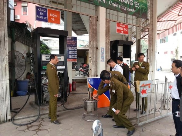 Qua kiểm tra lực lượng chức năng đã phát hiện nhân viên dùng thiết bị điều khiển từ xa để điều khiển chíp gắn trong cột bơm nhằm gian lận xăng dầu