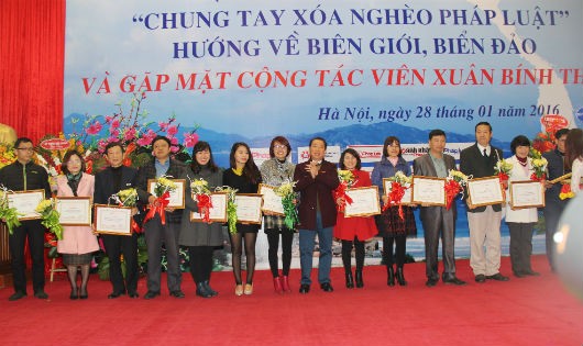 Tiến sỹ Đào Văn Hội, Tổng biên tập Báo Pháp luật Việt Nam tặng hoa cộng tác viên tiêu biểu của Báo.
