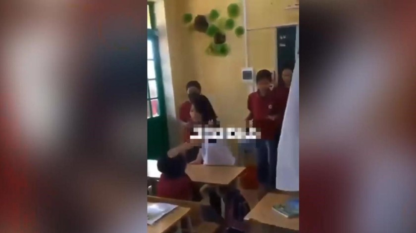 Xôn xao clip nghi nữ học sinh lớp 5 trường Tiểu học Quang Tiến (xã Quang Tiến, huyện Sóc Sơn) “tác động vật lý” với bạn (ảnh cắt từ video).