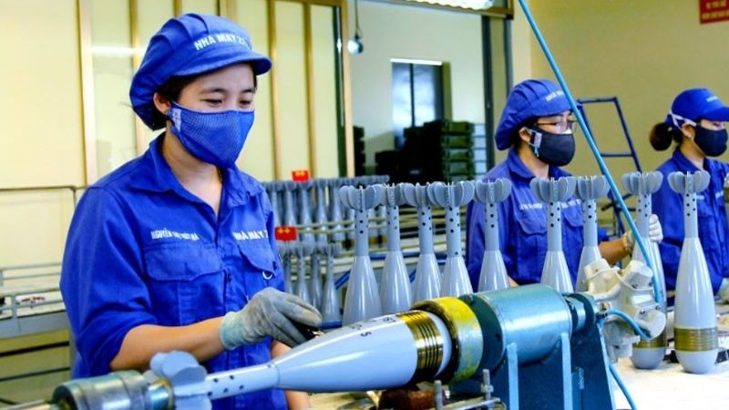 Công nhân Nhà máy Z115 (Tổng cục Công nghiệp Quốc phòng) tiến hành tổng lắp đạn. (Ảnh: qdnd.vn)