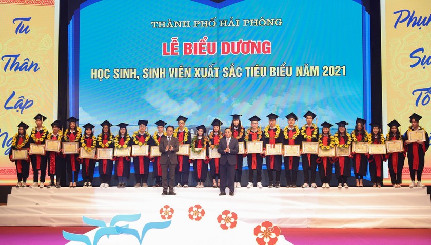 Hải Phòng dành 1,7 tỉ đồng để khen thưởng 157 học sinh, sinh viên xuất sắc tiêu biểu năm 2021. 