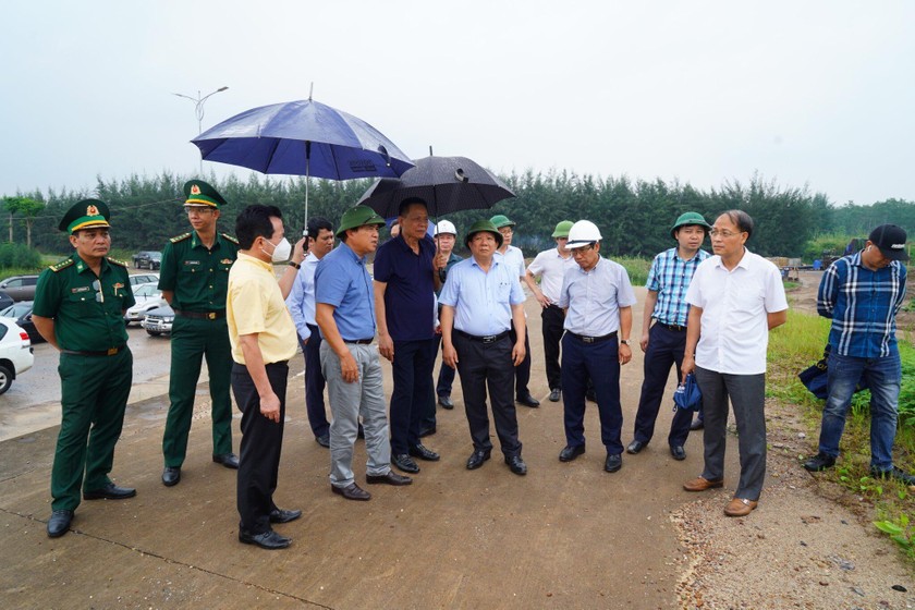 Đoàn công tác kiểm tra thực địa tại tuyến đê sông Khu đô thị Bắc sông Cấm và tuyến đê sông Lạch Tray.