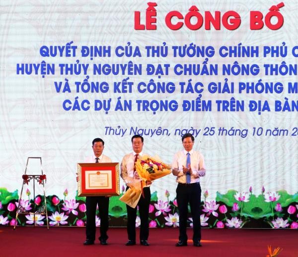 Lãnh đạo UBND TP Hải Phòng trao Quyết định của Thủ tướng Chính phủ công nhận huyện Thủy Nguyên đạt chuẩn nông thôn mới năm 2020.