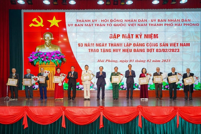 Lãnh đạo thành phố trao Huy hiệu Đảng và tặng hoa cho các đảng viên.