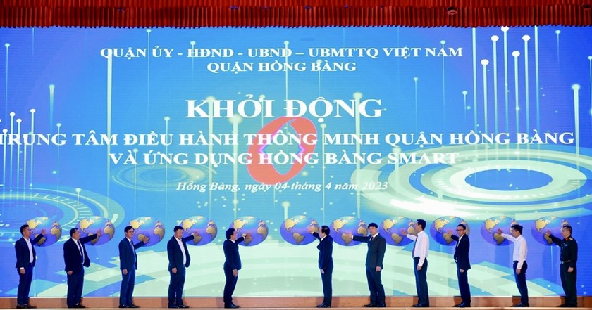 Các đại biểu ấn nút khởi động Trung tâm điều hành thông minh quận và ứng dụng “Hồng Bàng Smart”.