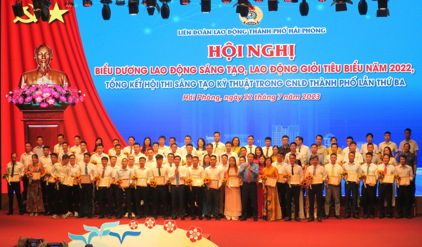 Biểu dương, tôn vinh các lao động giỏi tiêu biểu năm 2022. 