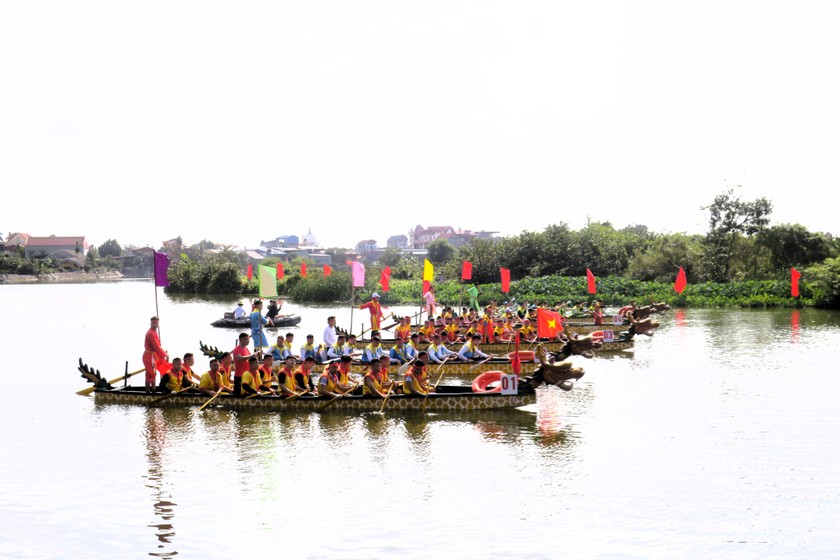 Các đội tham gia thi bơi.