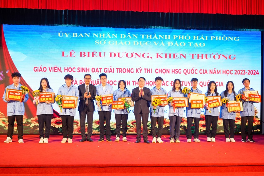 Khen thưởng các em học sinh có thành tích cao trong năm học 2023-2024.