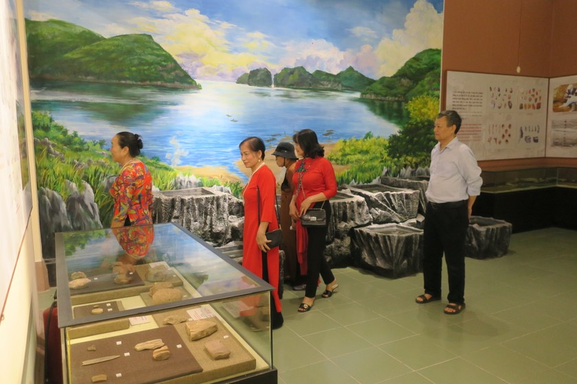 Đông đảo người dân, du khách đến tham quan tại bảo tàng TP.