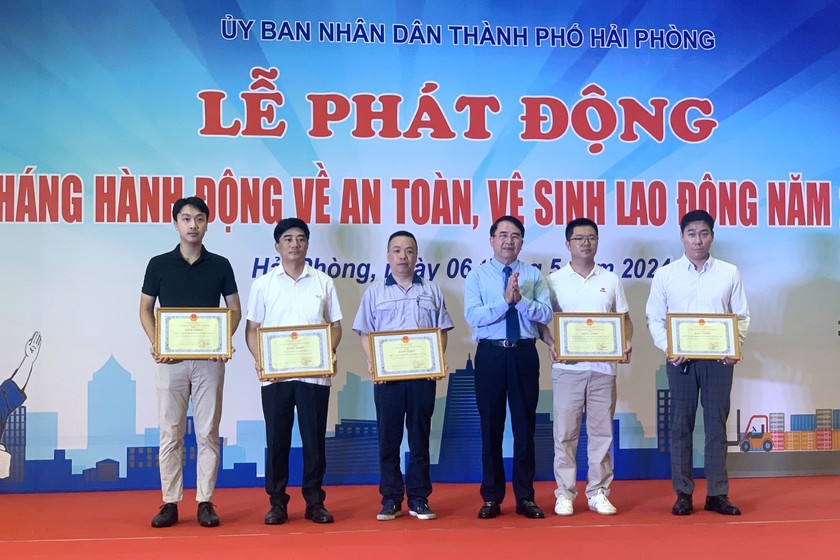 Phó Chủ tịch UBND TP Lê Khắc Nam tặng Bằng khen cho tập thể và cá nhân có thành tích trong công tác an toàn, vệ sinh lao động năm 2023.