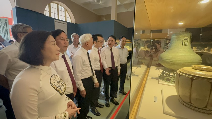 Đại biểu cùng đông đảo du khách tham quan các cổ vật được trưng bày tại Bảo tàng HP.