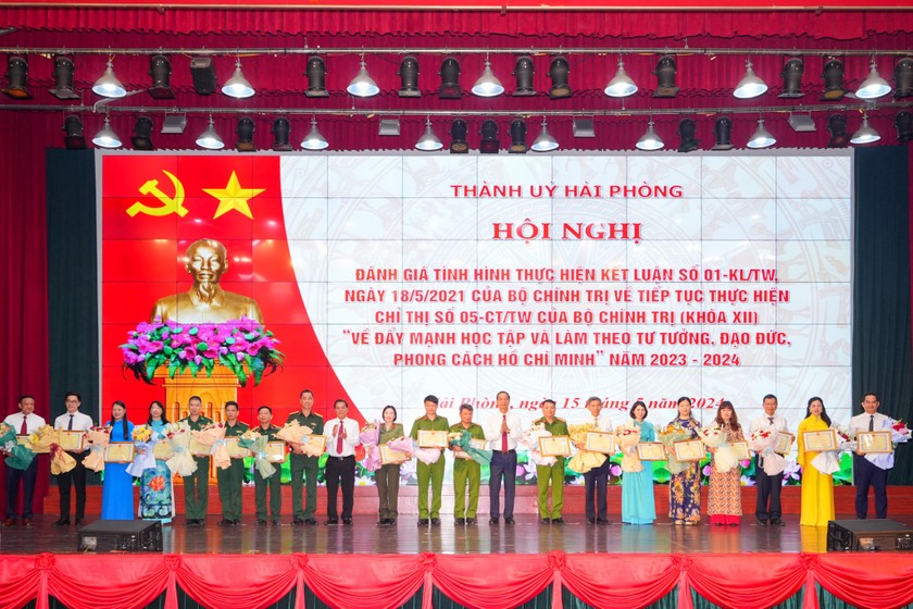 Lãnh đạo TP trao Bằng khen và tặng hoa cho các tập thể có thành tích tiêu biểu trong học tập và làm theo tư tưởng, đạo đức, phong cách Hồ Chí Minh. 