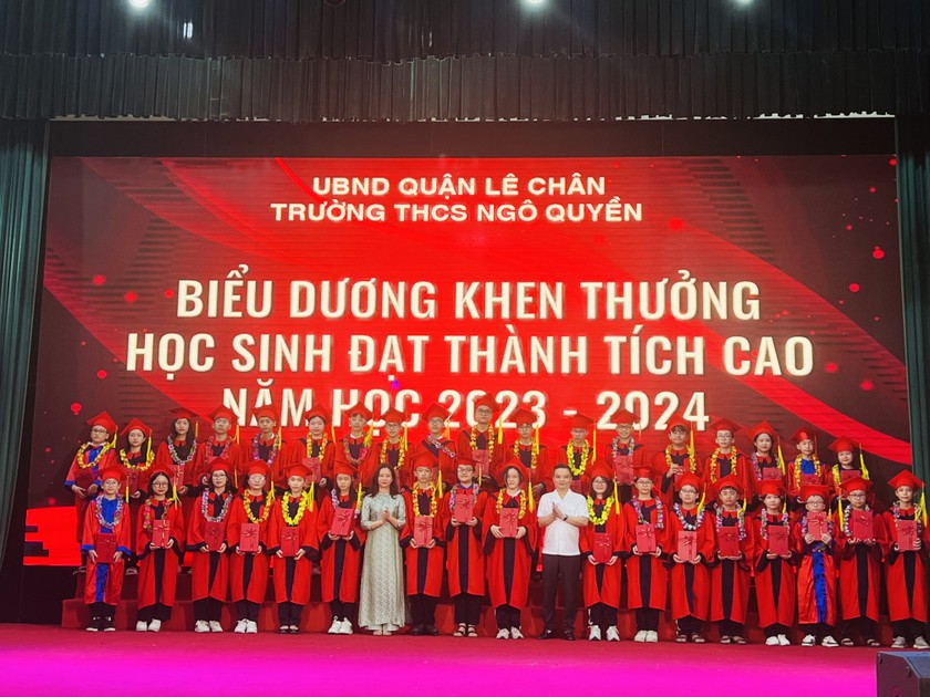 Lãnh đạo quận Lê Chân biểu dương, khen thưởng học sinh đạt thành tích cao năm học 2023 - 2024.