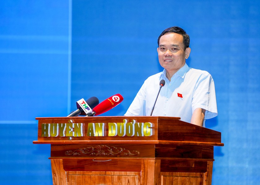 Phó Thủ tướng Chính phủ Trần Lưu Quang giải đáp kiến nghị của cử tri.