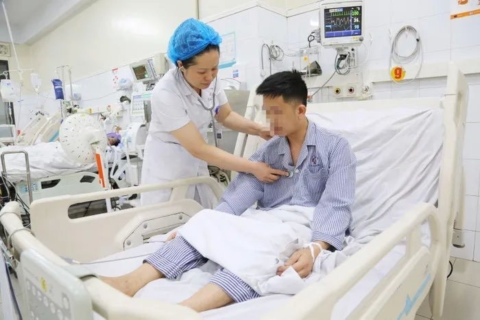 Bệnh nhân Dương Văn T. được các bác sĩ tích cực điều trị.