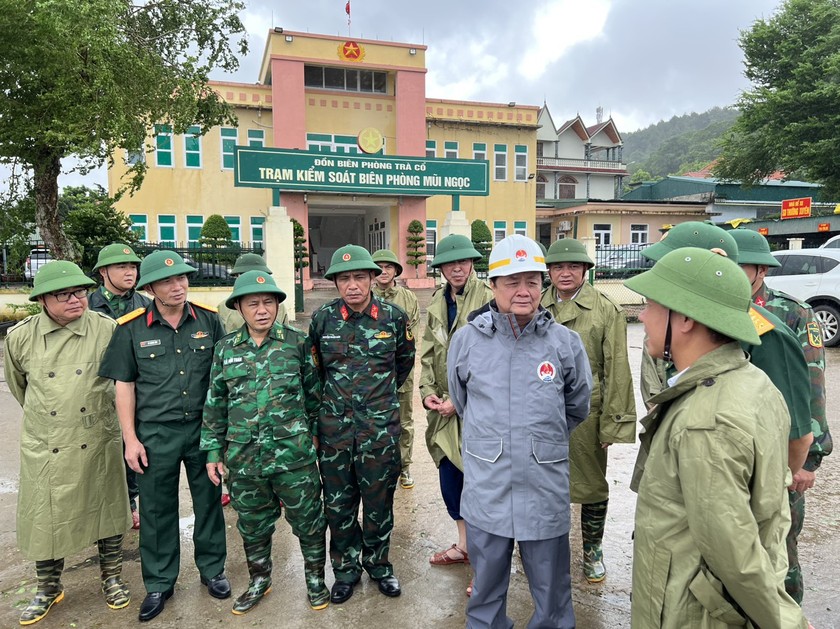 Ông Lê Minh Hoan, Bộ Trưởng Bộ NN&PTNT kiểm tra và chỉ đạo công tác phòng chống mưa lũ và sạt lở đất trên địa bàn tỉnh Quảng Ninh.