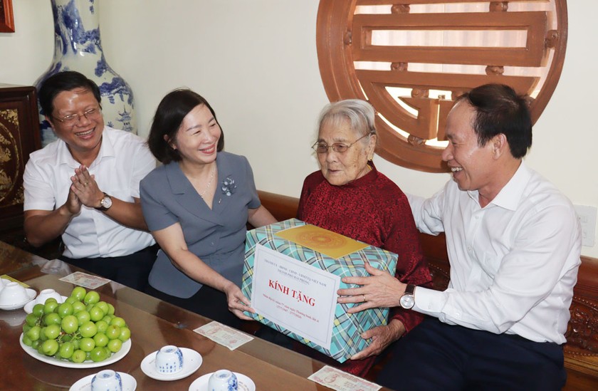 Bí thư Thành ủy Lê Tiến Châu đến thăm, tặng quà bà Mẹ Việt Nam anh hùng Cao Thị Mó.