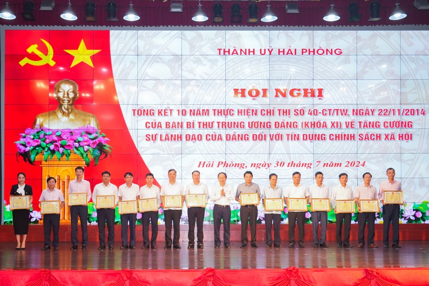 Các tập thể, cá nhân có thành tích xuất sắc trong thực hiện Chỉ thị số 40 của Ban Bí thư Trung ương Đảng.