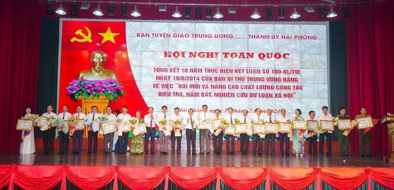 Các cá nhân có thành tích xuất sắc trong công tác điều tra, nắm bắt, nghiên cứu dư luận xã hội được Ban Tuyên giáo Trung ương tặng bằng khen.