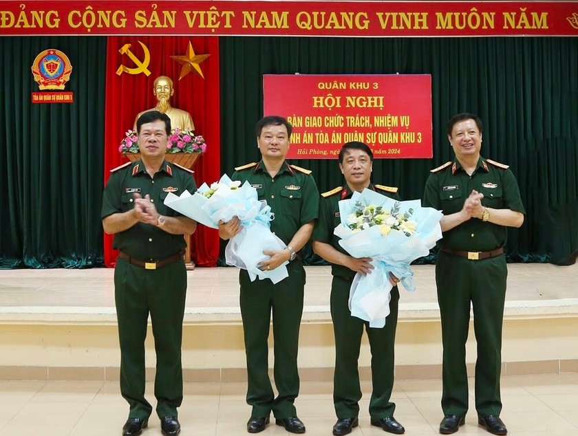 Trung tướng Dương Văn Thăng, Phó Chánh án TANDTC, Chánh án TAQS Trung ương và Thiếu tướng Lê Văn Long, Phó Tư lệnh Quân khu 3 tặng hoa chúc mừng tân Chánh án và nguyên Chánh án TAQS Quân khu.