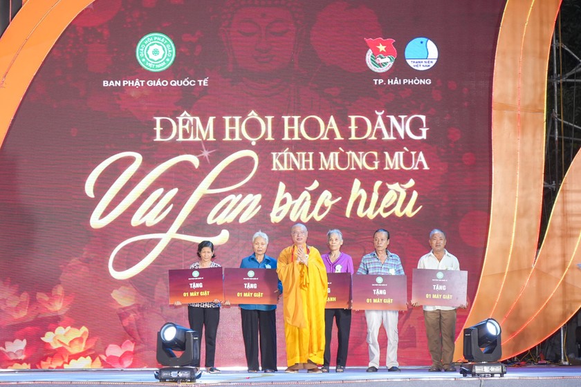 Hòa thượng Thích Thanh Giác, Phó Trưởng ban Thường trực Giáo hội Phật giáo Việt Nam TP Hải Phòng tặng quà cho các gia đình có hoàn cảnh khó khăn. Hòa thượng Thích Thanh Giác, Phó Trưởng ban Thường trực Giáo hội Phật giáo Việt Nam TP Hải Phòng tặng quà cho các gia đình có hoàn cảnh khó khăn.