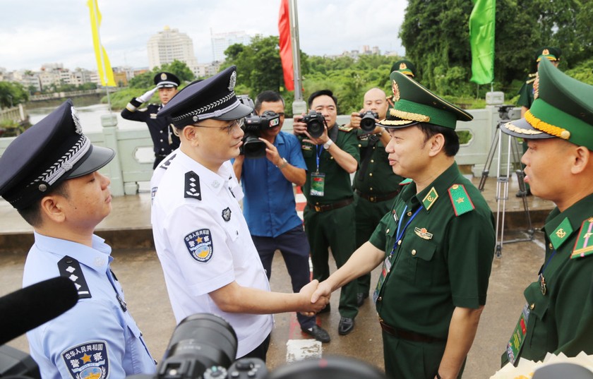 Thiếu tướng Trần Văn Bừng, Chủ nhiệm Chính trị BĐBP, Bộ Quốc phòng Việt Nam, Trưởng đoàn sĩ quan trẻ BĐBP Việt Nam đón Đoàn đại biểu cán bộ trẻ Quản lý Di dân Quốc gia Trung Quốc.